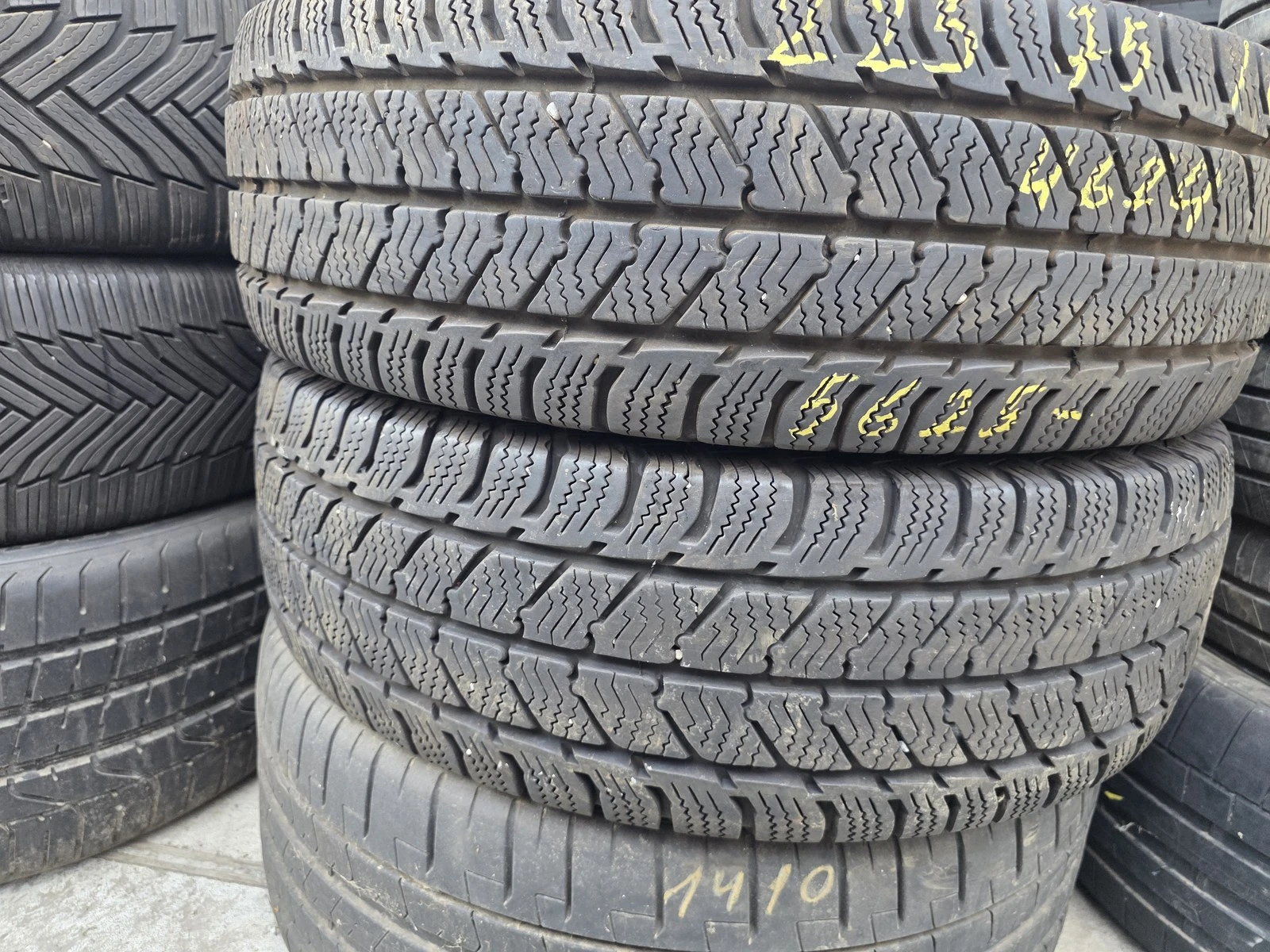Гуми Зимни 225/75R16, снимка 3 - Гуми и джанти - 56724881