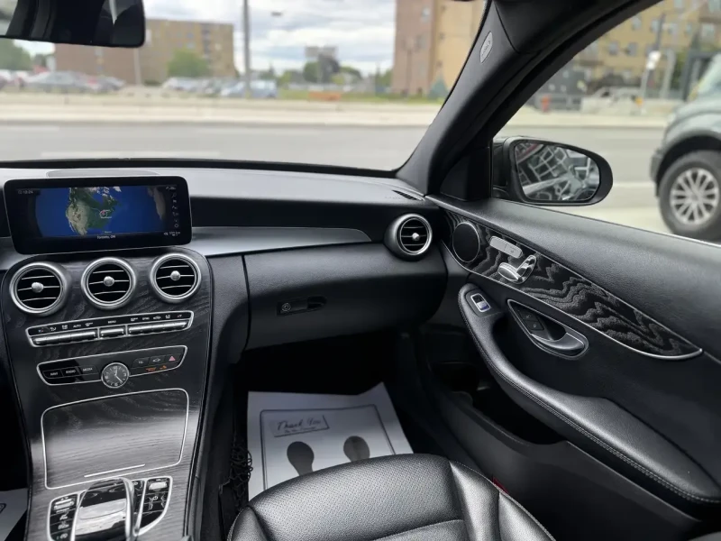 Mercedes-Benz C 300 4MATIC * AMG Line * PANO * FACELIFT * 360 КАМЕРИ, снимка 14 - Автомобили и джипове - 52592300