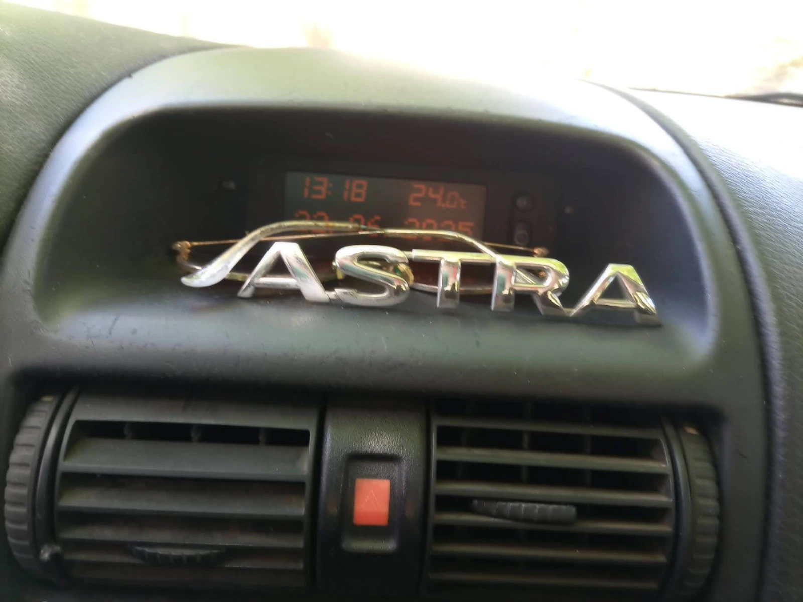 Opel Astra Комби 1, 2/68к.с. - изображение 9