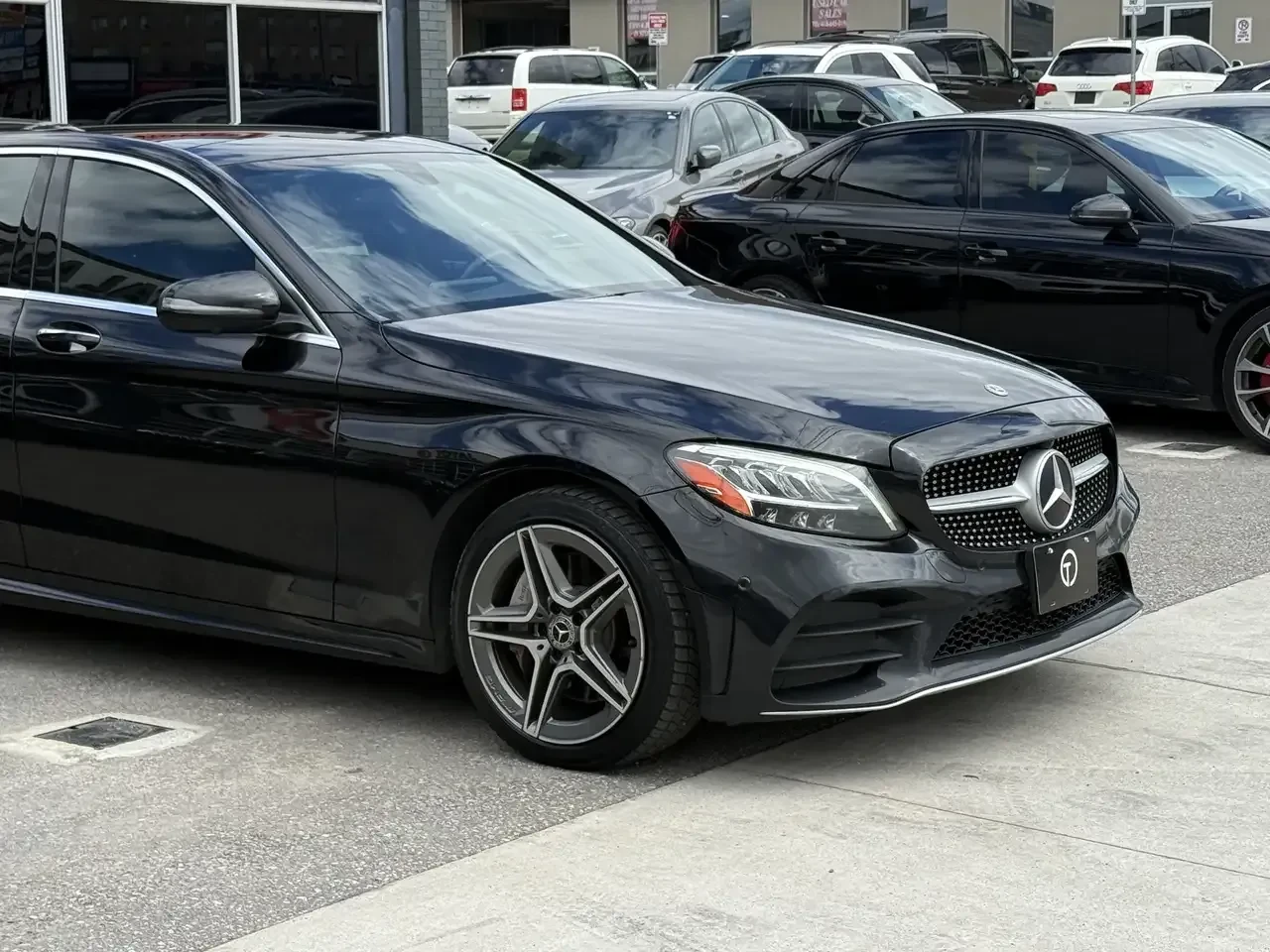 Mercedes-Benz C 300 4MATIC * AMG Line * PANO * FACELIFT * 360 КАМЕРИ - изображение 4