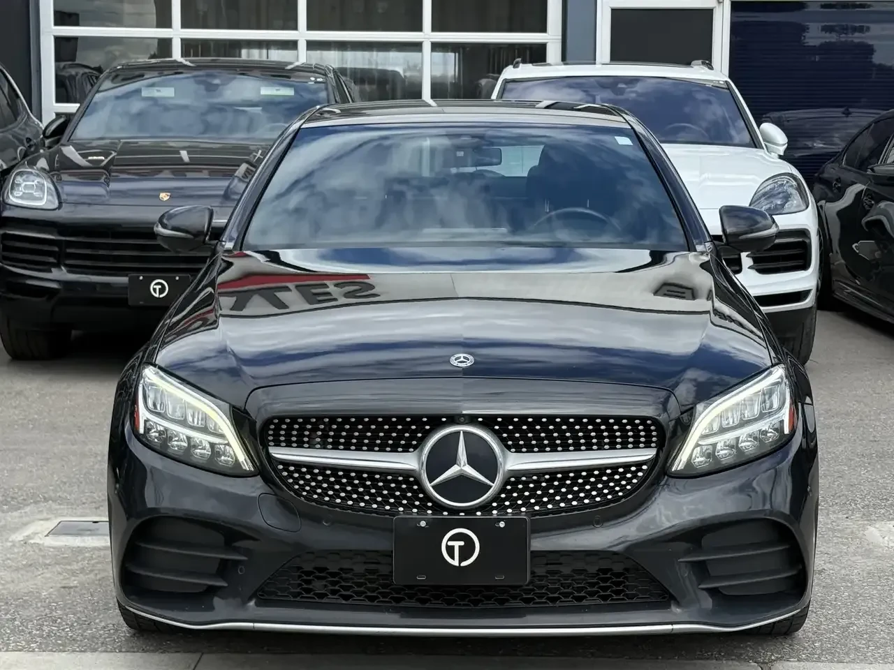 Mercedes-Benz C 300 4MATIC * AMG Line * PANO * FACELIFT * 360 КАМЕРИ - изображение 2