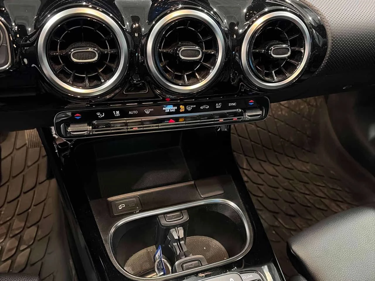 Mercedes-Benz A 250 CARFAX /Camera/Подгреви , снимка 9 - Автомобили и джипове - 54181818