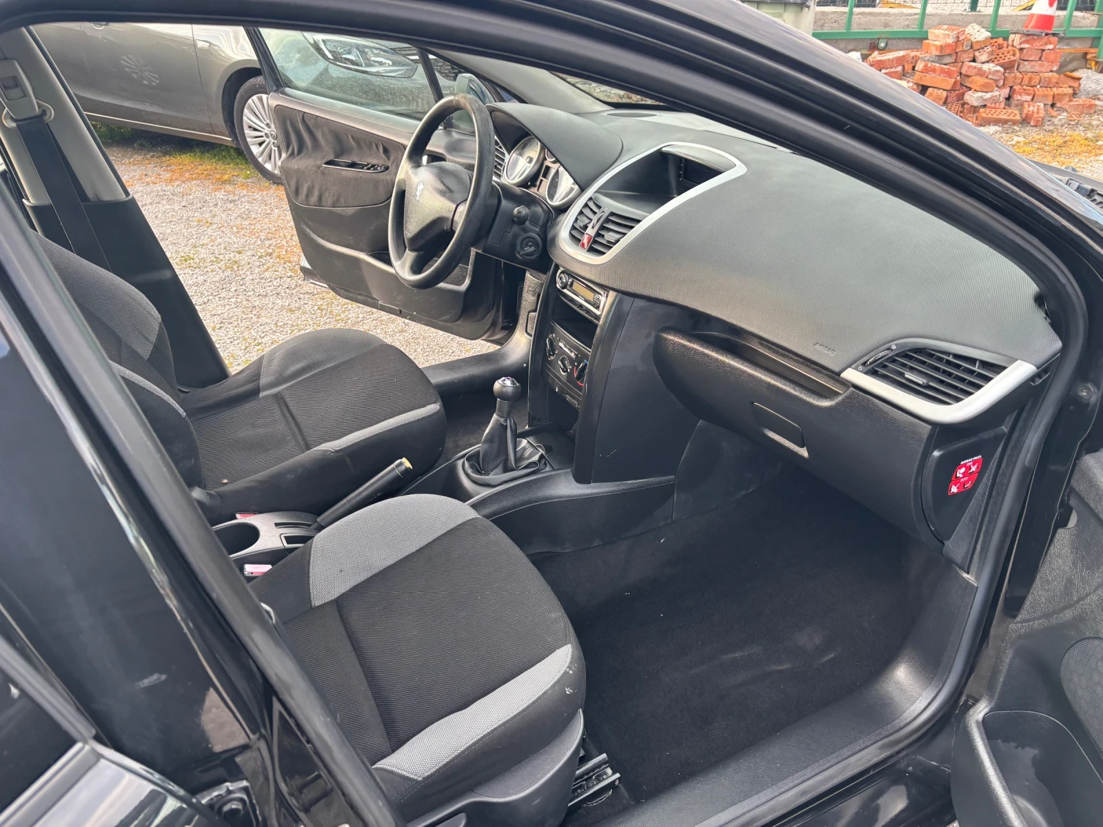 Peugeot 207 1.4 HDI, снимка 12 - Автомобили и джипове - 54296088