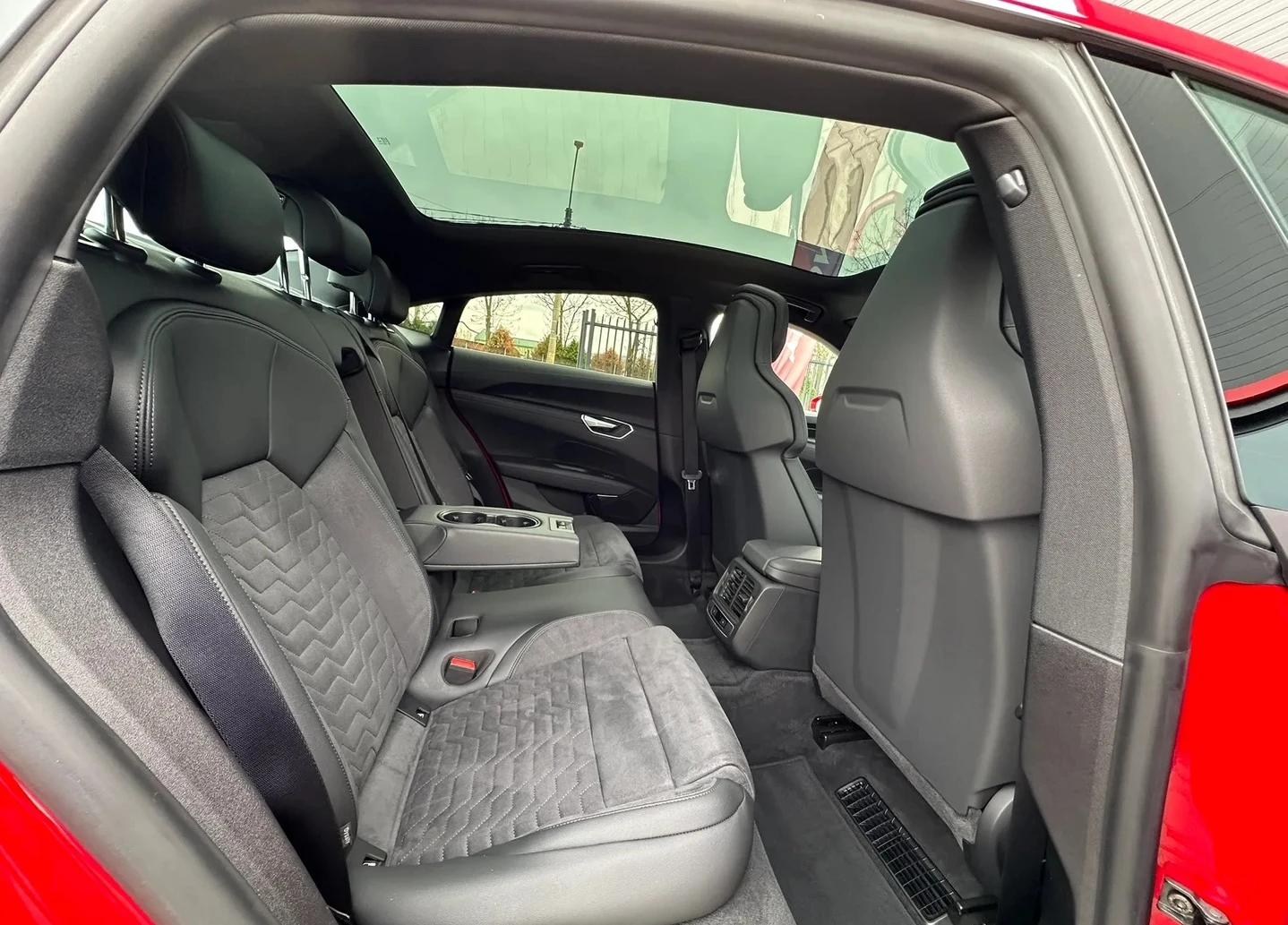 Audi E-Tron GT Quattro, снимка 7 - Автомобили и джипове - 54679902