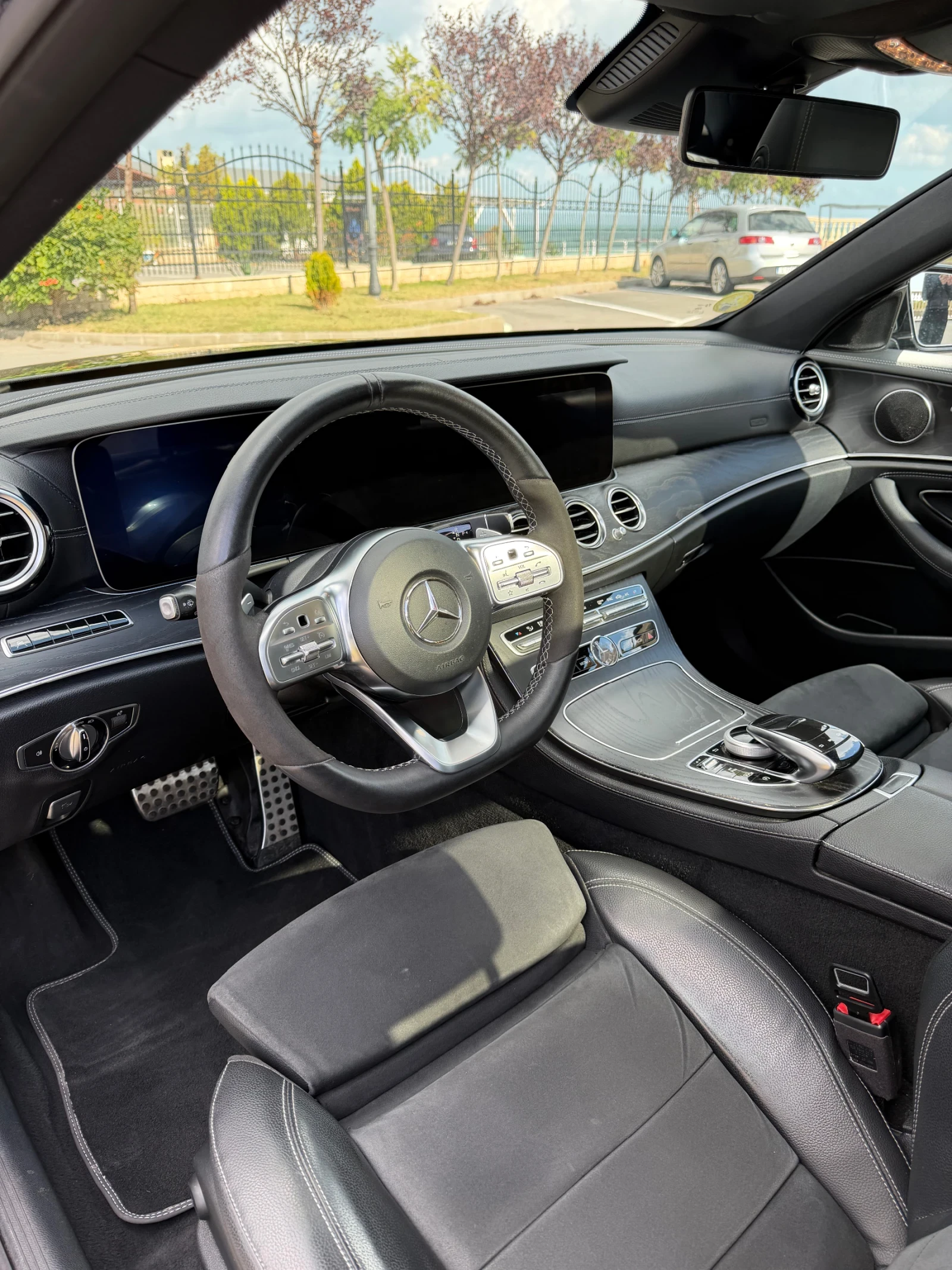Mercedes-Benz E 220 9G/AMG/360 Камера/Панорама/Дигитал/Амбиент, снимка 9 - Автомобили и джипове - 56327519