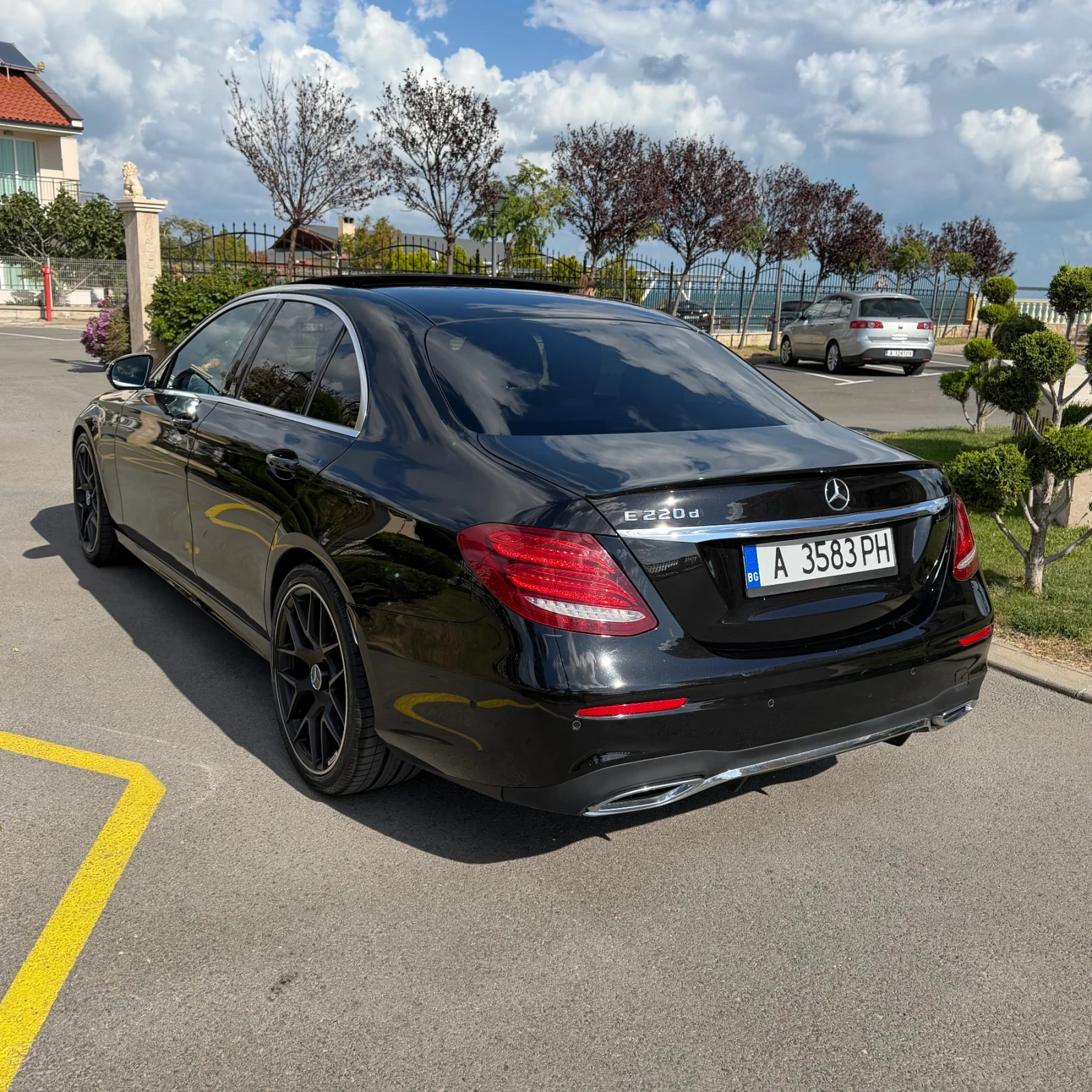 Mercedes-Benz E 220 9G/AMG/360 Камера/Панорама/Дигитал/Амбиент, снимка 4 - Автомобили и джипове - 56327519