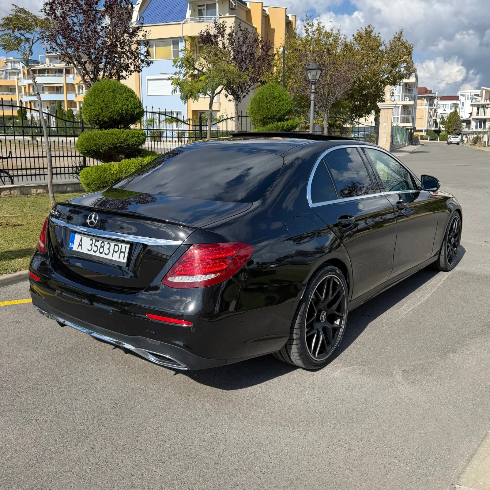 Mercedes-Benz E 220 9G/AMG/360 Камера/Панорама/Дигитал/Амбиент, снимка 3 - Автомобили и джипове - 56327519