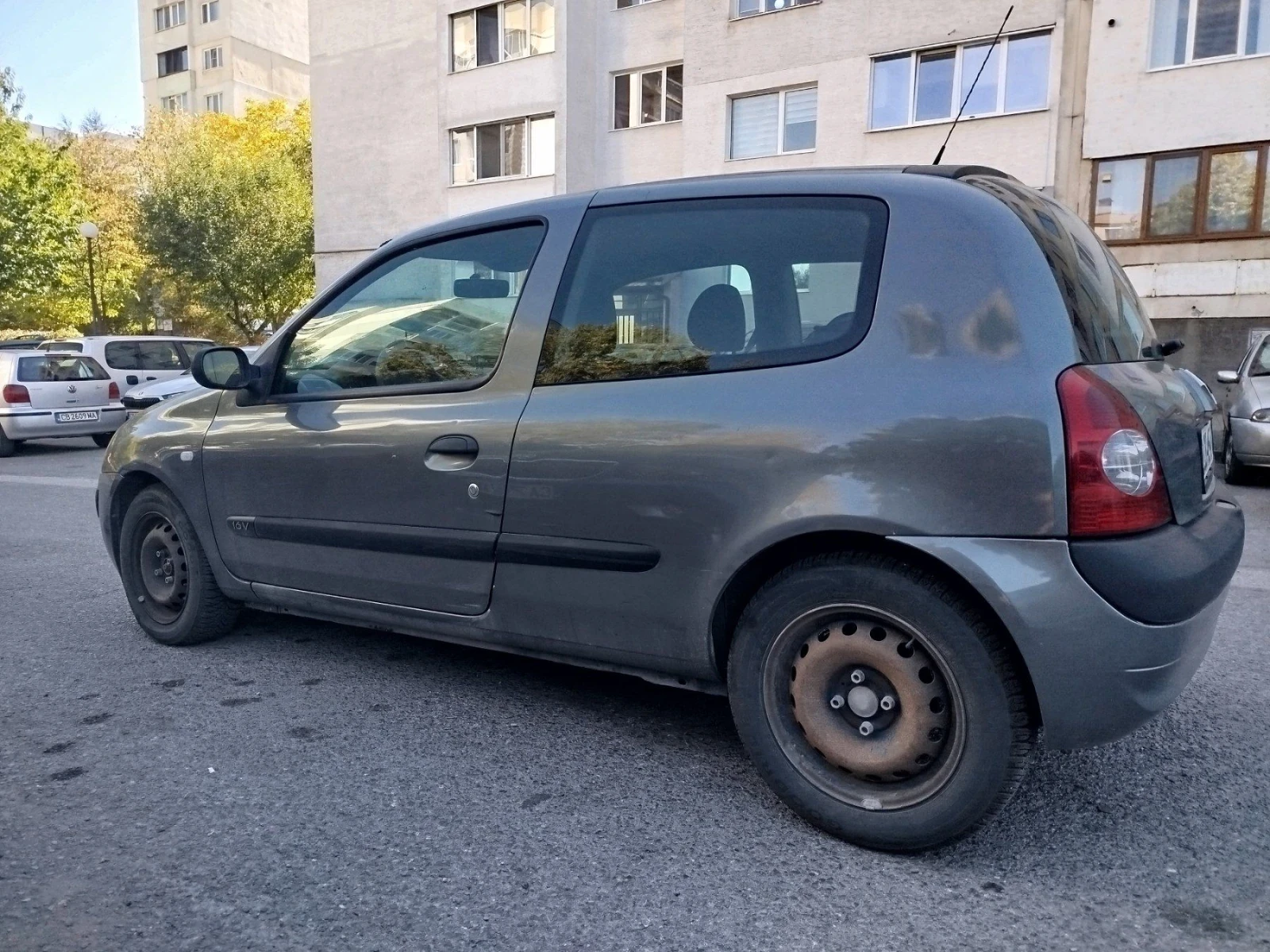 Renault Clio 1.4, снимка 4 - Автомобили и джипове - 56431876
