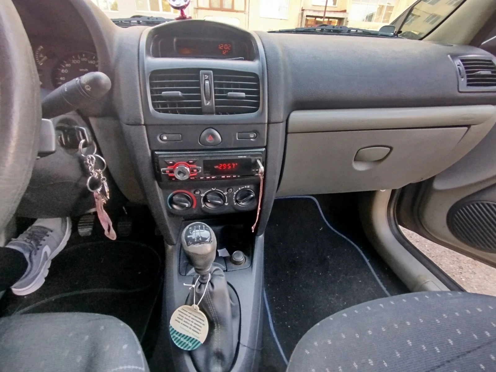 Renault Clio 1.4, снимка 9 - Автомобили и джипове - 56431876