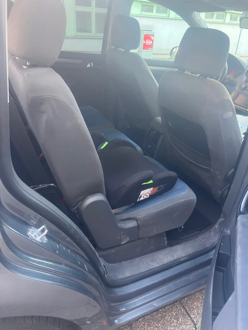 VW Touran, снимка 8 - Автомобили и джипове - 52418380