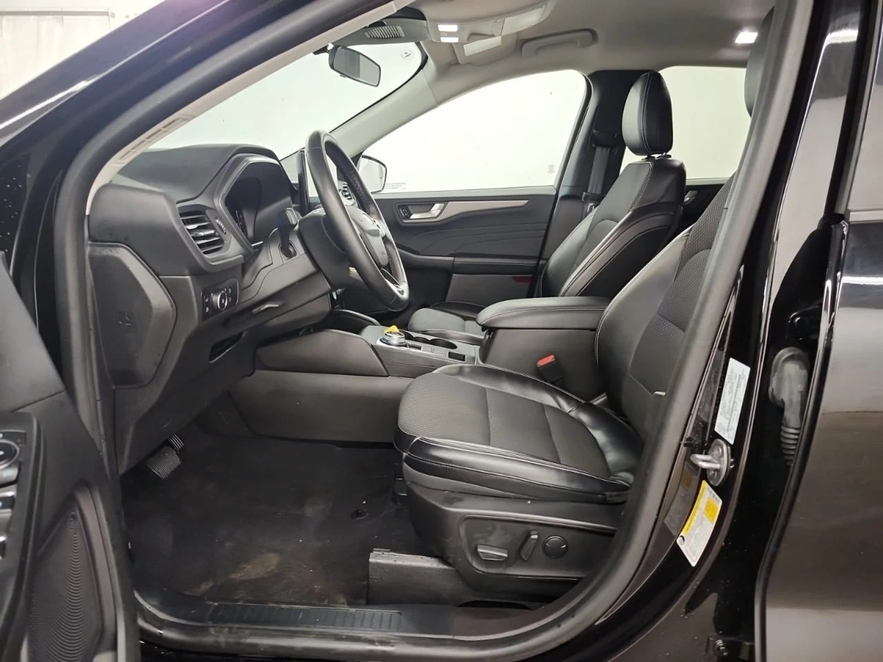 Ford Escape * АВТО КРЕДИТ* ЦЕНА ДО БГ * Сервизна история *  - изображение 7