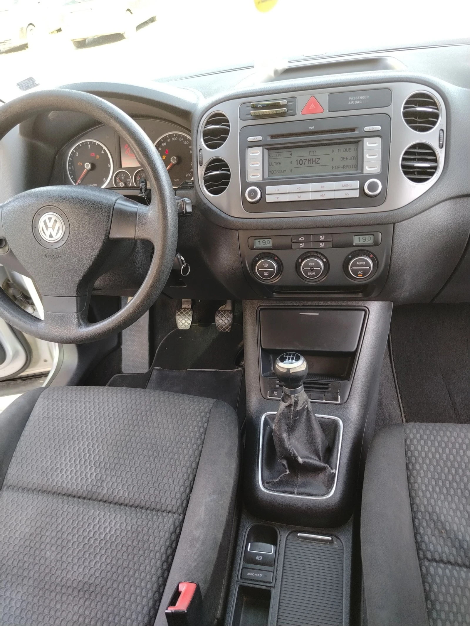 VW Tiguan 2.0 TDI 4x4, снимка 13 - Автомобили и джипове - 54386736