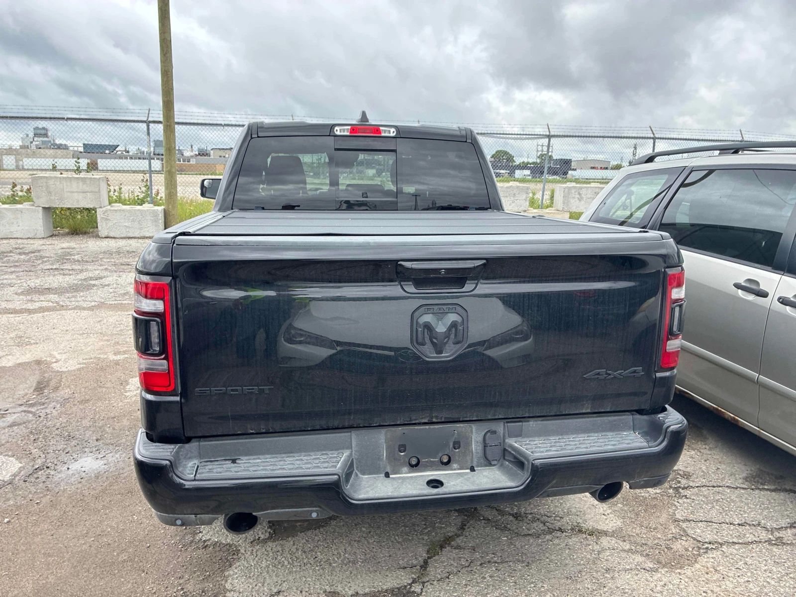 Dodge RAM 1500 Sport * CARFAX * БЕЗ ПЪРВОНАЧАЛНА ВНОСКА, снимка 4 - Автомобили и джипове - 56150108