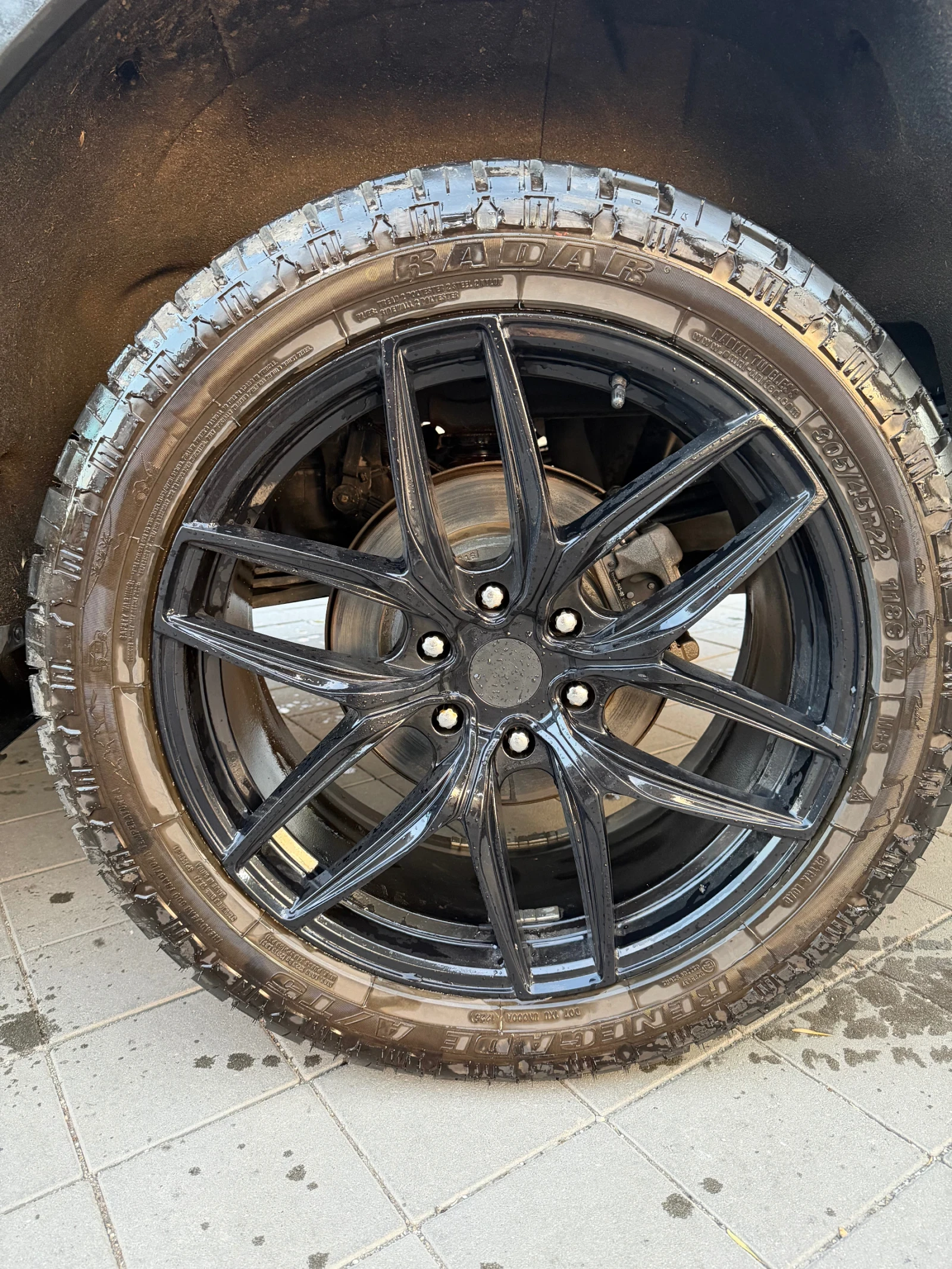 Гуми с джанти Други 305/45R22
