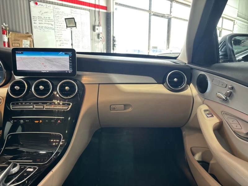 Mercedes-Benz C 300 АМG PACK* 9 G-Tronic* DISTRONIC* PANORAMA* MULTIBE, снимка 12 - Автомобили и джипове - 53413080