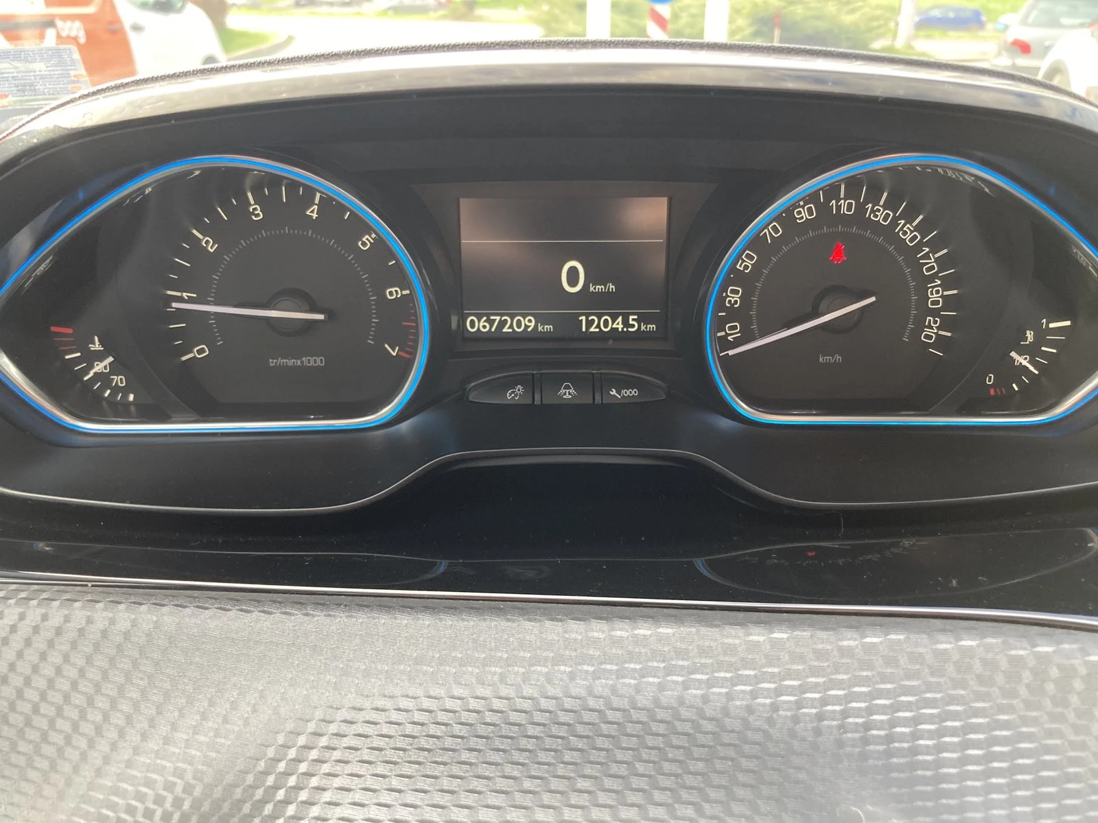 Peugeot 2008 ALLURE 1.2 e-THP 130 BVM6 STT EURO 6.2 - изображение 8