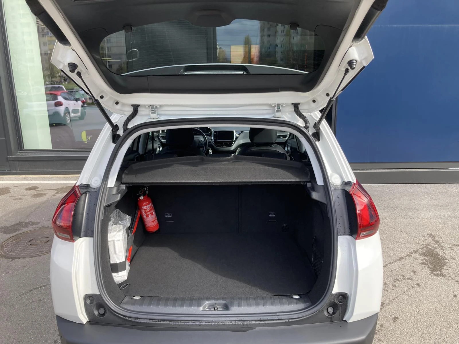 Peugeot 2008 ALLURE 1.2 e-THP 130 BVM6 STT EURO 6.2 - изображение 10
