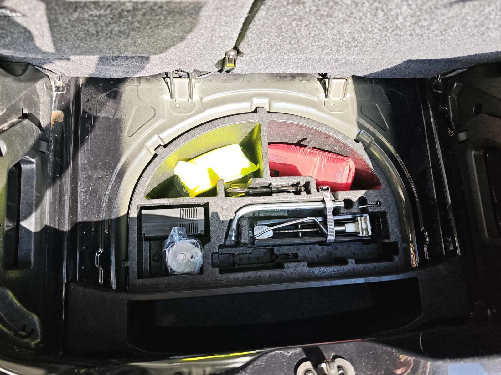 VW Up eUp!, снимка 11 - Автомобили и джипове - 54790044