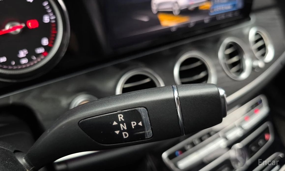 Mercedes-Benz E 220, снимка 9 - Автомобили и джипове - 55510520