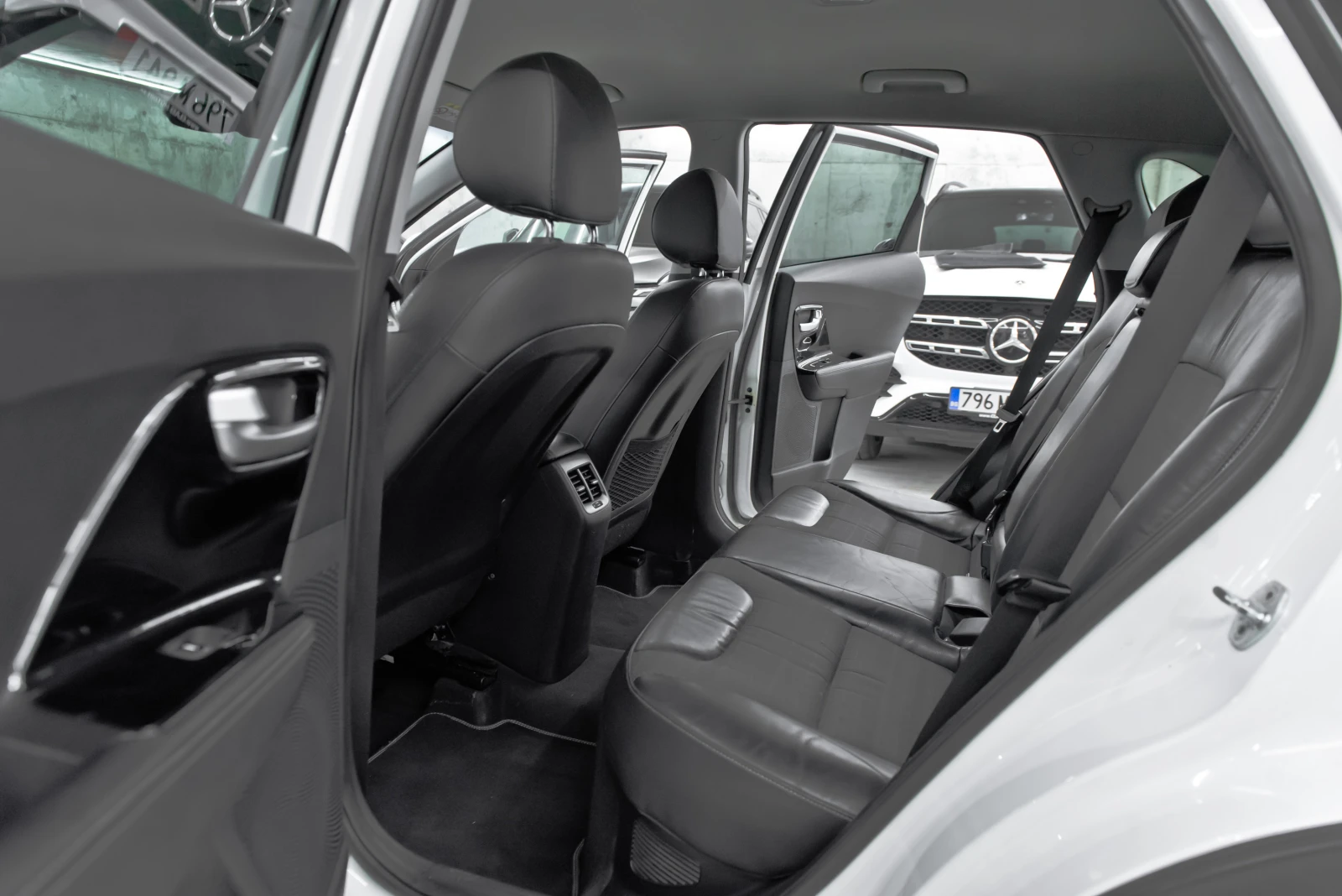 Kia Niro 1.6 Hybrid* 140кс* Дистроник* Камера, снимка 12 - Автомобили и джипове - 53867193