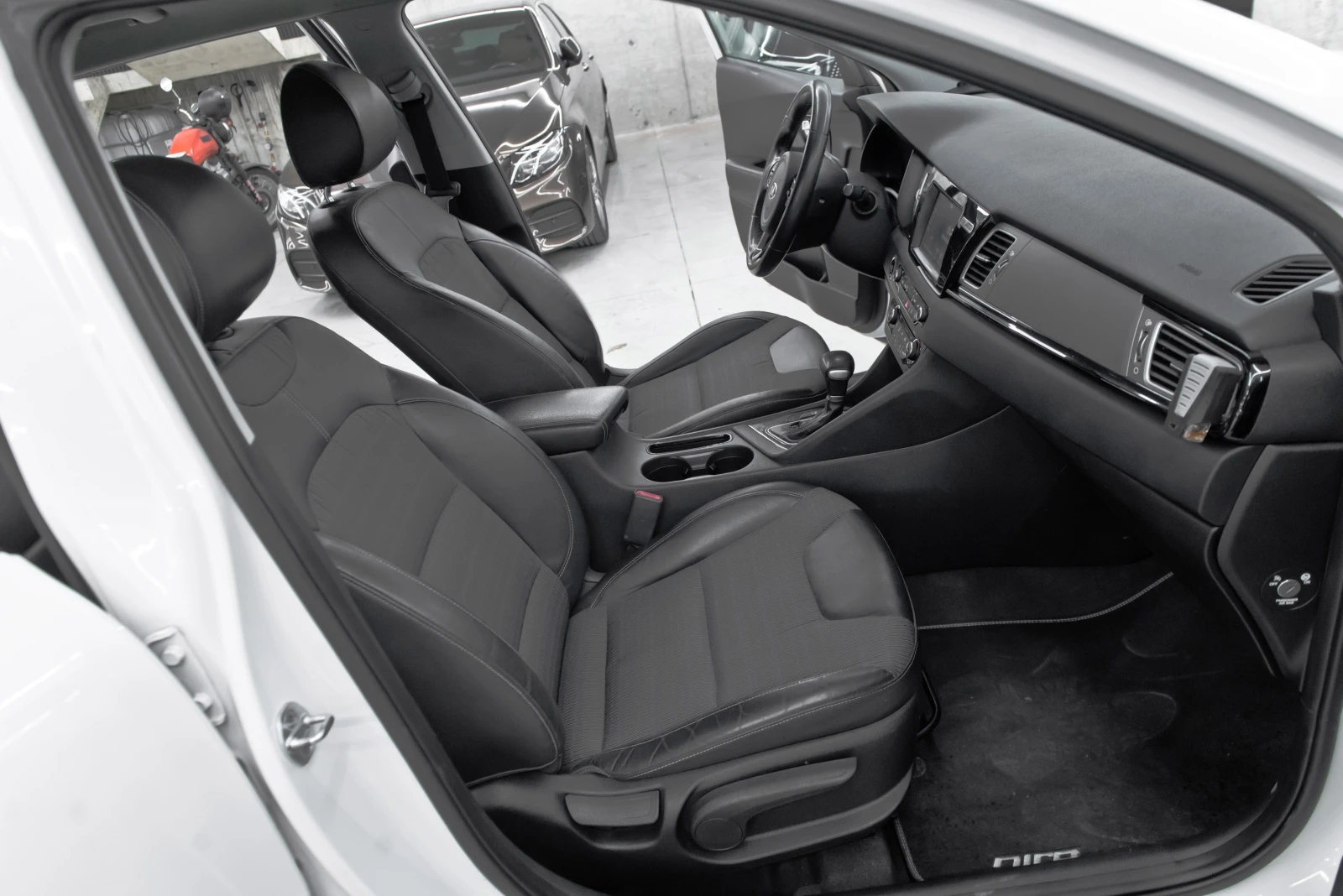 Kia Niro 1.6 Hybrid* 140кс* Дистроник* Камера, снимка 11 - Автомобили и джипове - 53867193