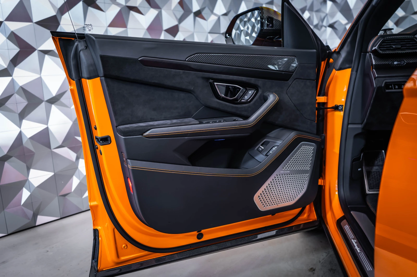 Lamborghini Urus Arancio Borealis* B&O* 360, снимка 7 - Автомобили и джипове - 54737799
