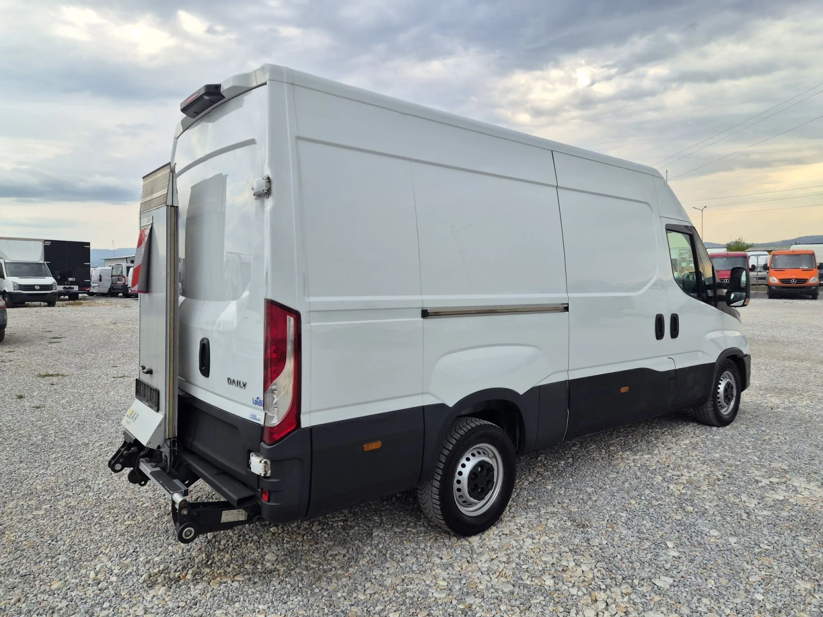 Iveco Daily 35-160 * Хладилен* Падащ борд* Автомат* Нави, снимка 5 - Бусове и автобуси - 56069879