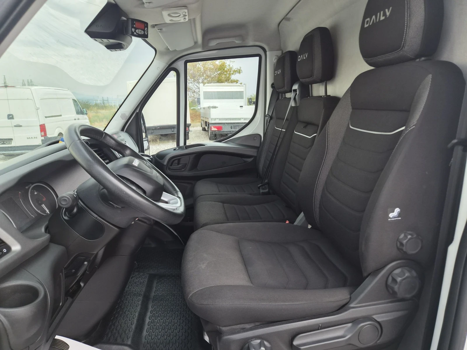 Iveco Daily 35-160 * Хладилен* Падащ борд* Автомат* Нави, снимка 9 - Бусове и автобуси - 56069879