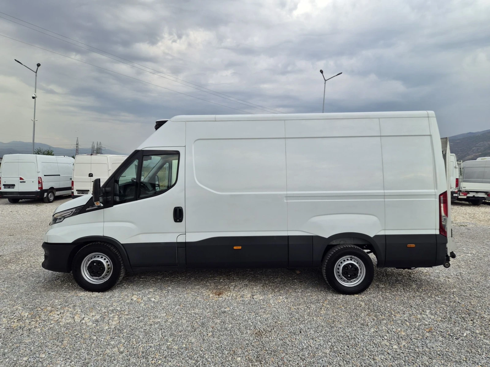 Iveco Daily 35-160 * Хладилен* Падащ борд* Автомат* Нави, снимка 2 - Бусове и автобуси - 56069879