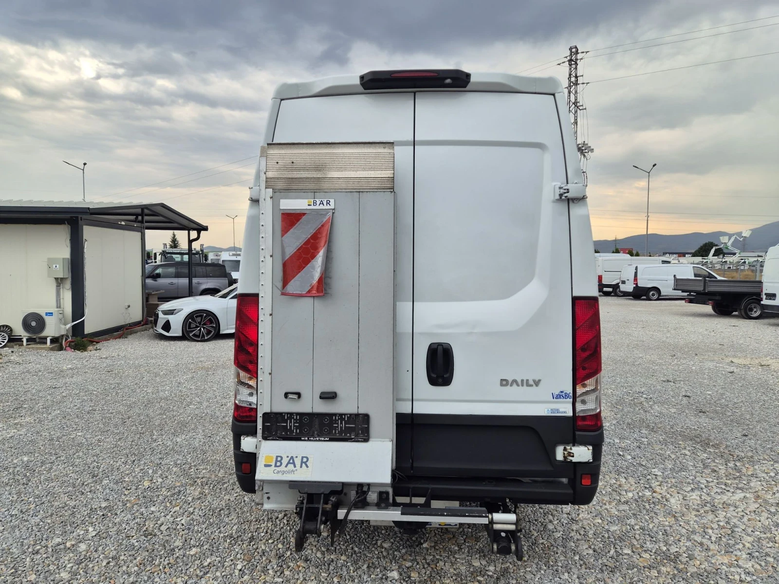 Iveco Daily 35-160 * Хладилен* Падащ борд* Автомат* Нави, снимка 4 - Бусове и автобуси - 56069879