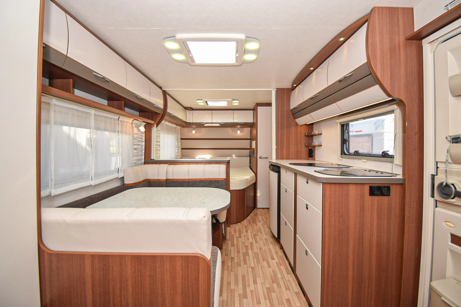 Каравана LMC Munsterland Vivo 522 K, снимка 4 - Каравани и кемпери - 55002300