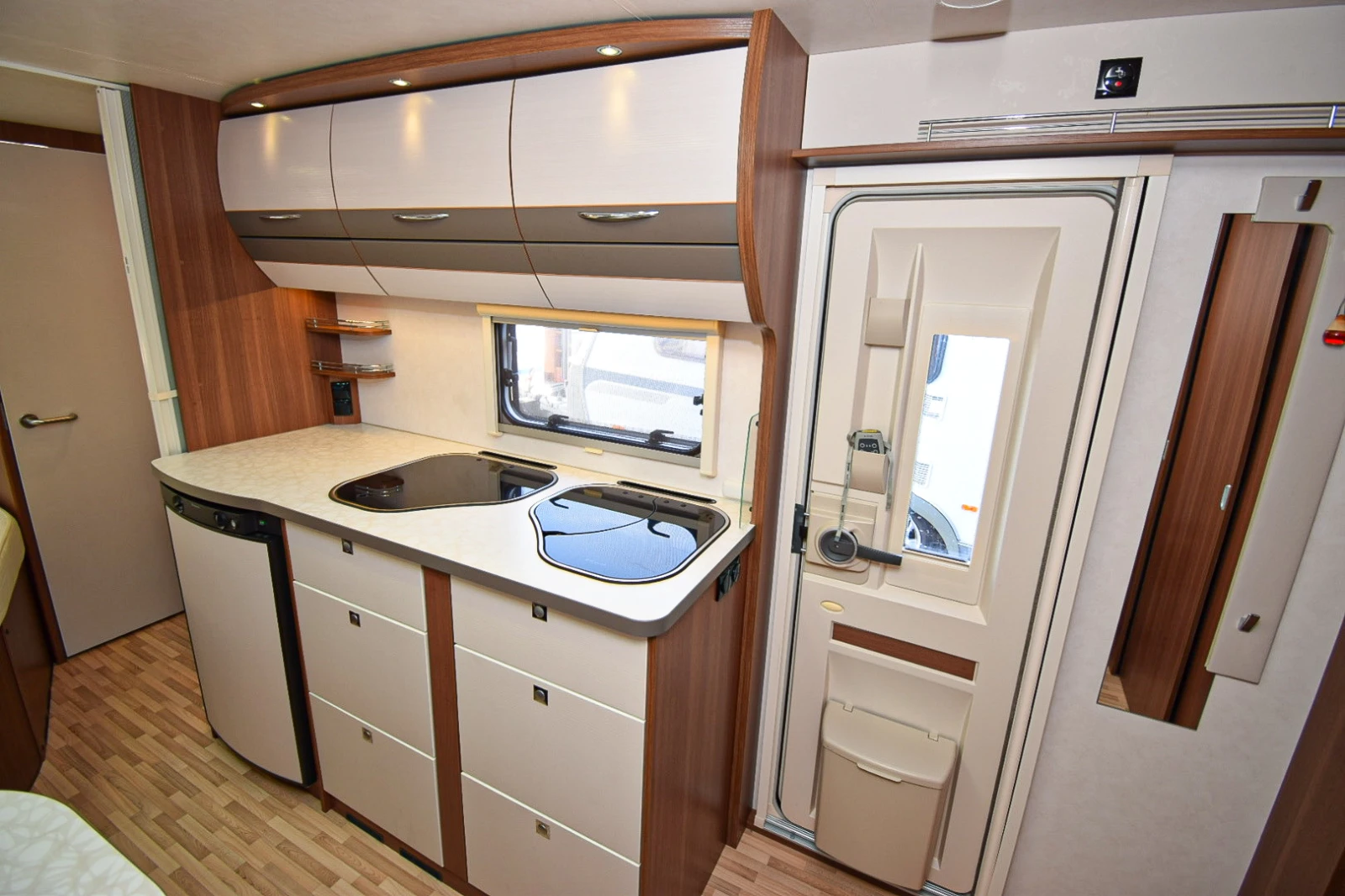 Каравана LMC Munsterland Vivo 522 K, снимка 14 - Каравани и кемпери - 55002300