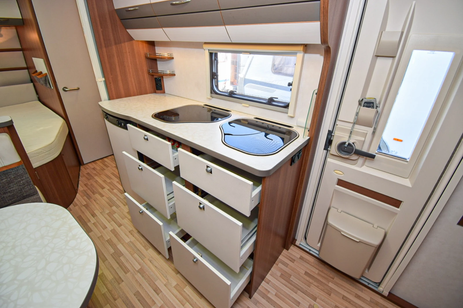 Каравана LMC Munsterland Vivo 522 K, снимка 15 - Каравани и кемпери - 55002300