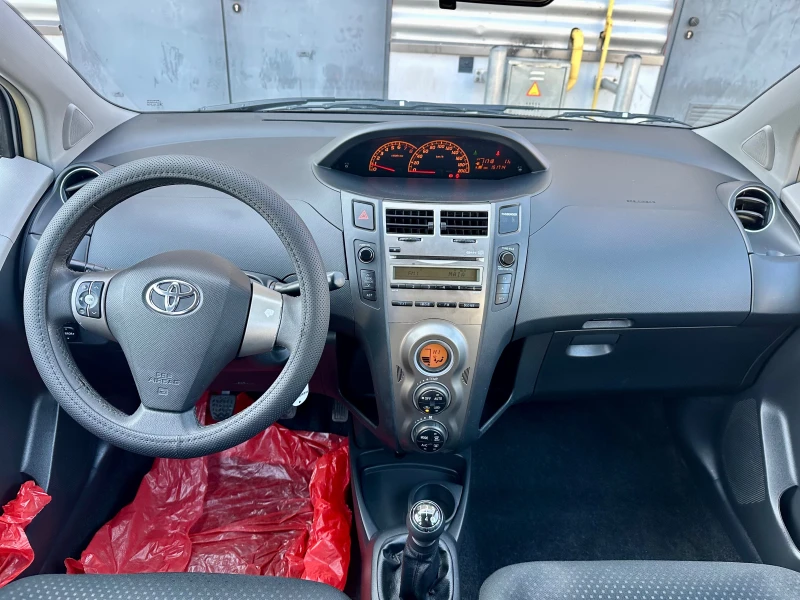 Toyota Yaris 1.0 I, снимка 8 - Автомобили и джипове - 49656648