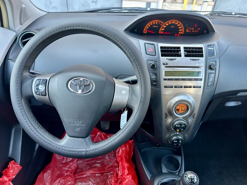 Toyota Yaris 1.0 I, снимка 9 - Автомобили и джипове - 49656648