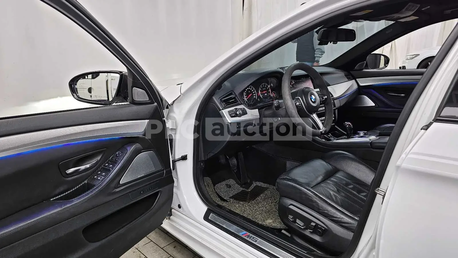 BMW M5 M SPORT + HEAD UP/360/PANO/FULL, снимка 10 - Автомобили и джипове - 55373733