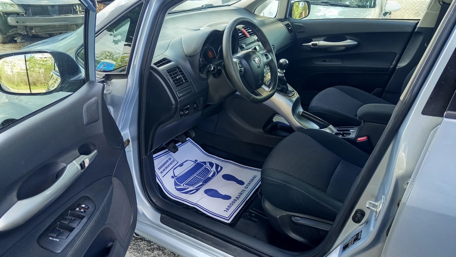 Toyota Auris 1.6i FACELIFT 132PS, снимка 8 - Автомобили и джипове - 55416274