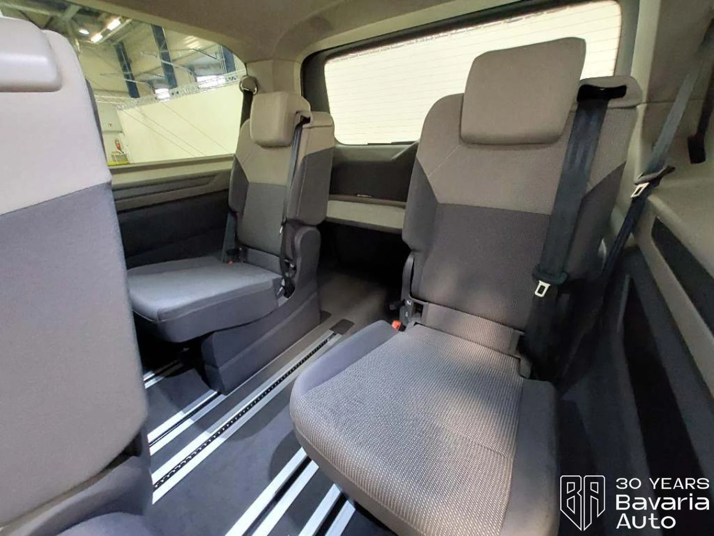 VW Multivan Edition long DSG Easy Open Basic, снимка 13 - Автомобили и джипове - 55480551