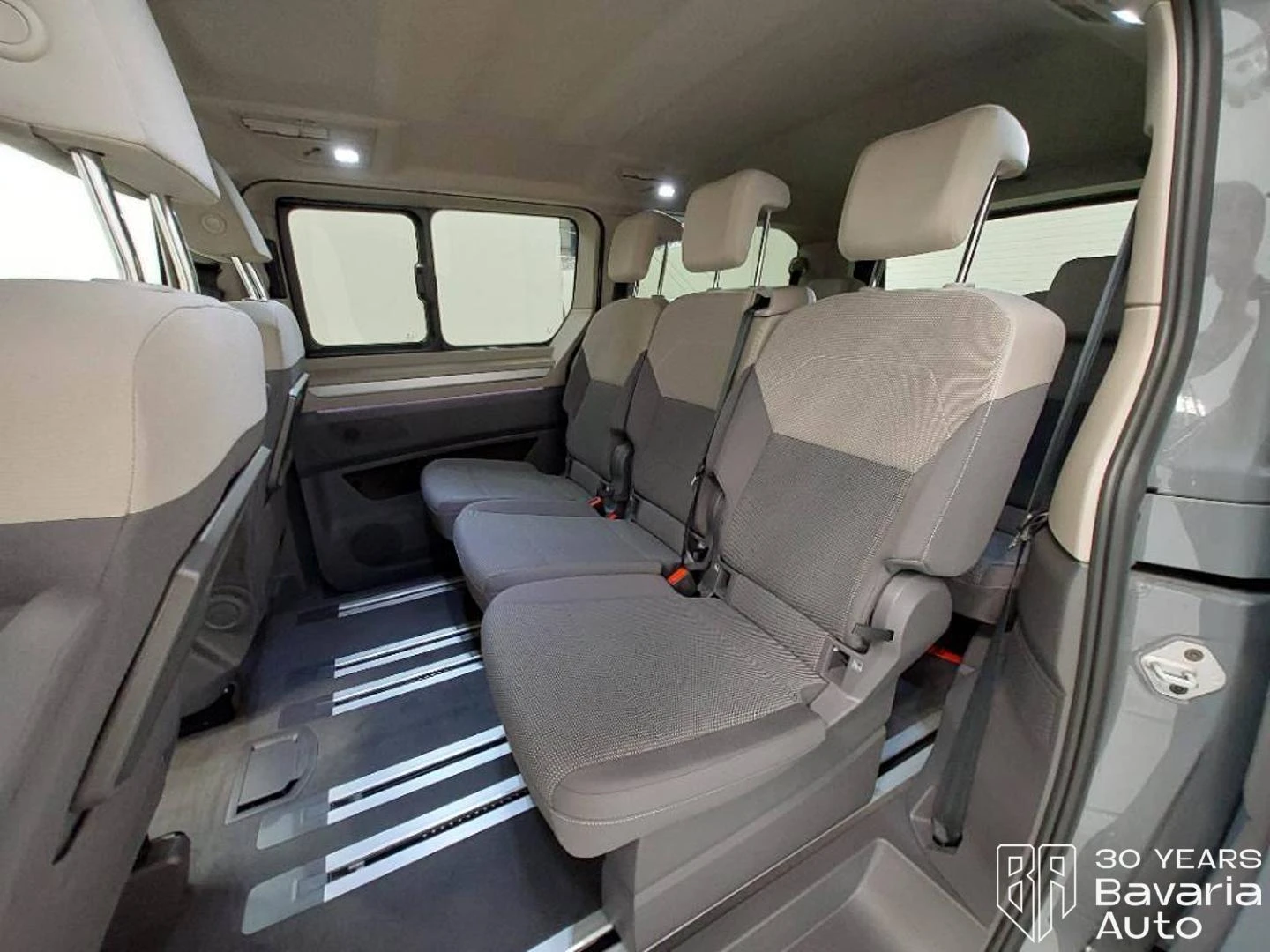 VW Multivan Edition long DSG Easy Open Basic, снимка 12 - Автомобили и джипове - 55480551