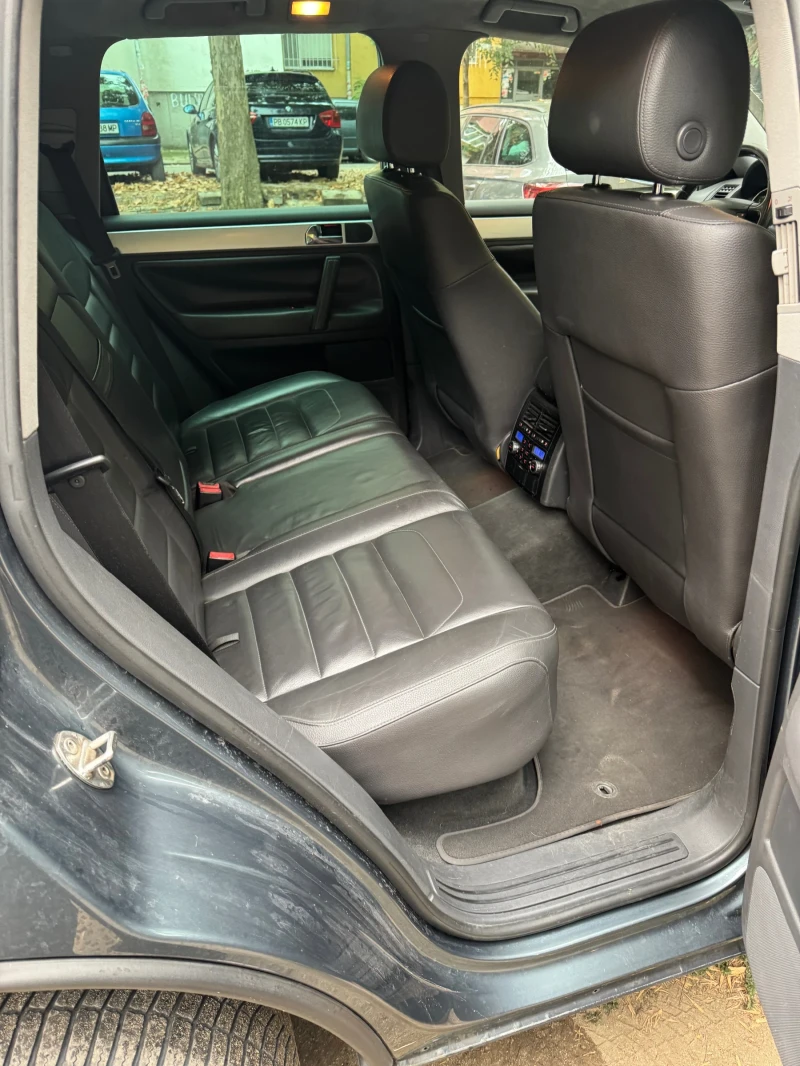 VW Touareg 3.0TDI 224 Коня На Пружини Феистлифт, снимка 9 - Автомобили и джипове - 51877632