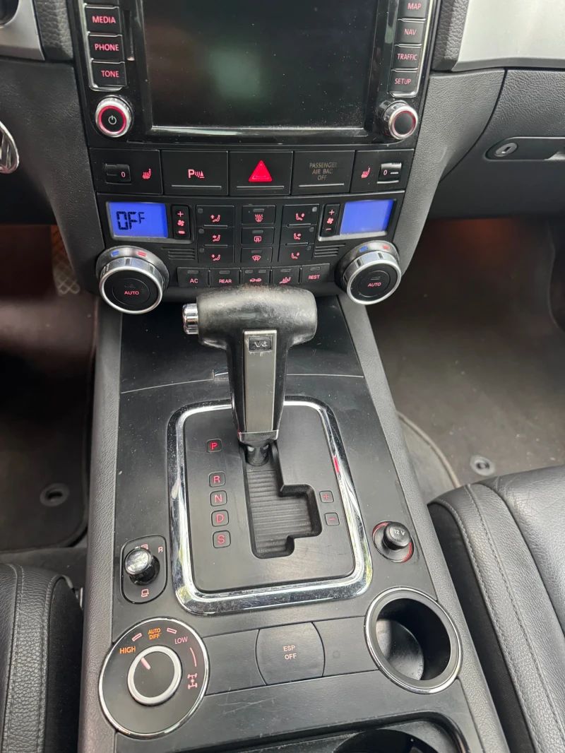 VW Touareg 3.0TDI 224 Коня На Пружини Феистлифт, снимка 11 - Автомобили и джипове - 51877632