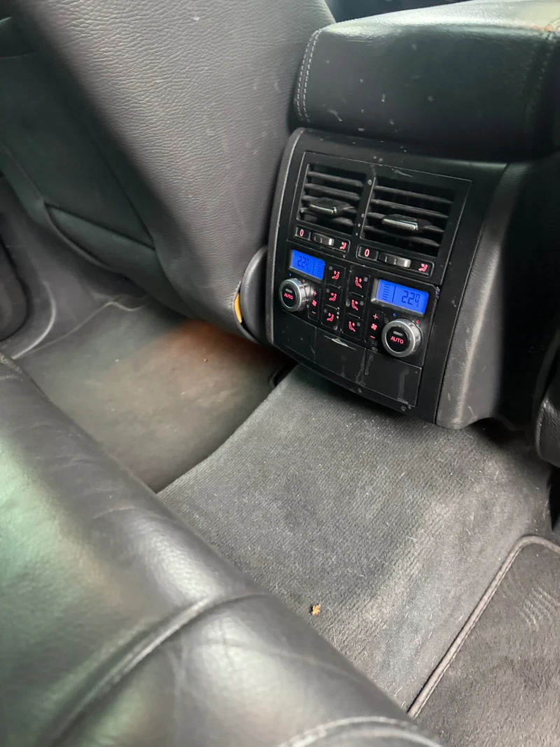 VW Touareg 3.0TDI 224 Коня На Пружини Феистлифт, снимка 10 - Автомобили и джипове - 51877632