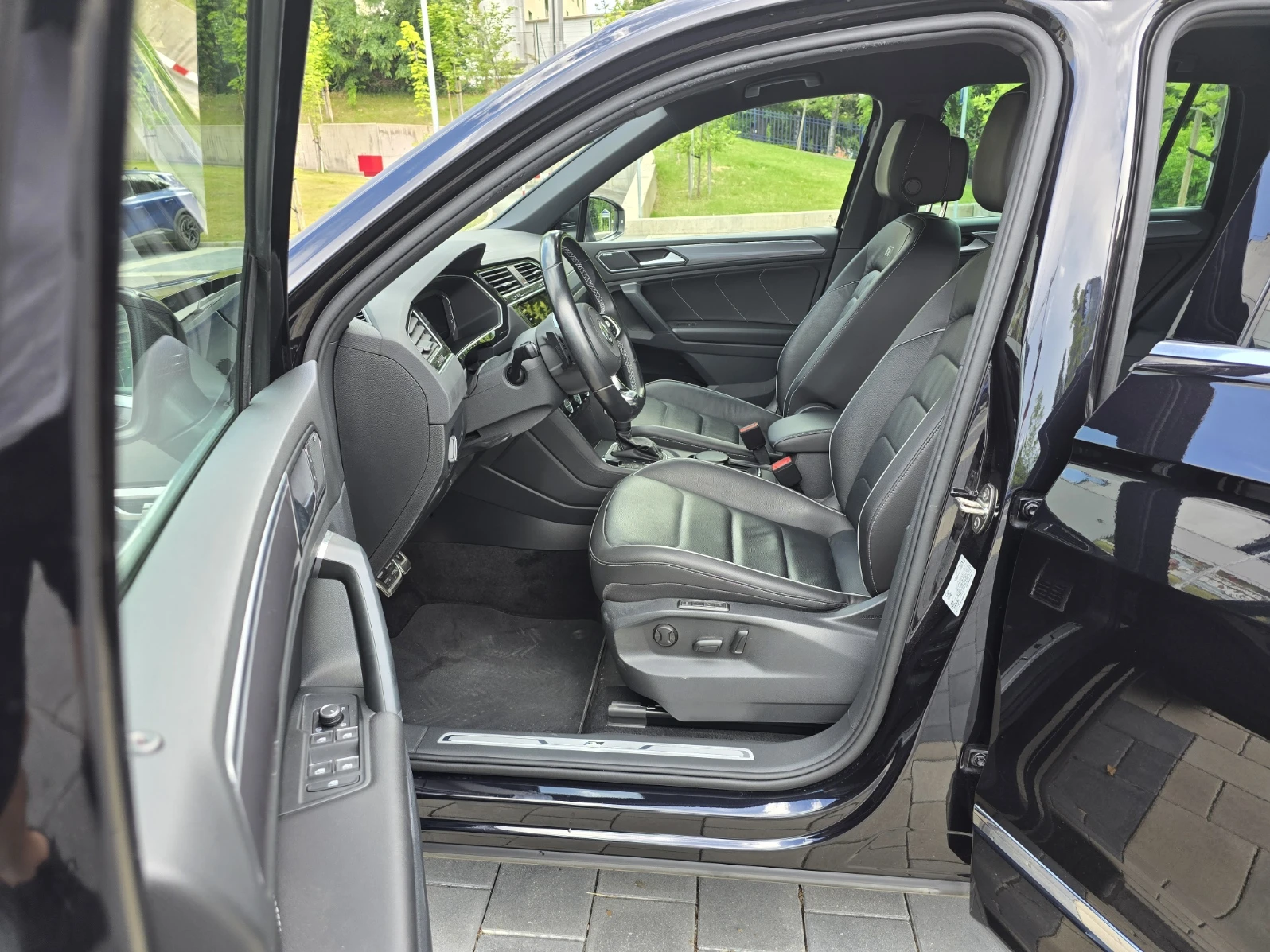 VW Tiguan Highline R‑Line 4Motion 2.0 TDI, снимка 5 - Автомобили и джипове - 54652455