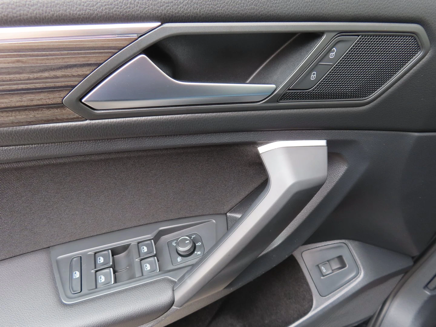 VW Tiguan, снимка 15 - Автомобили и джипове - 56421782