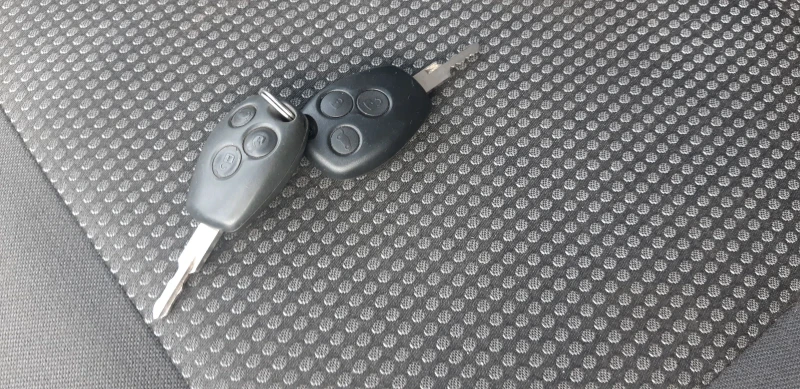 Opel Vivaro 2.5-145 кс Клима, снимка 9 - Бусове и автобуси - 52965808