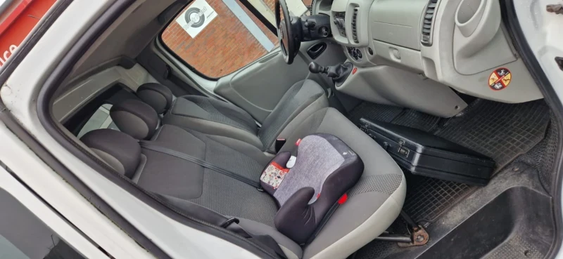 Opel Vivaro 2.5-145 кс Клима, снимка 10 - Бусове и автобуси - 52846824