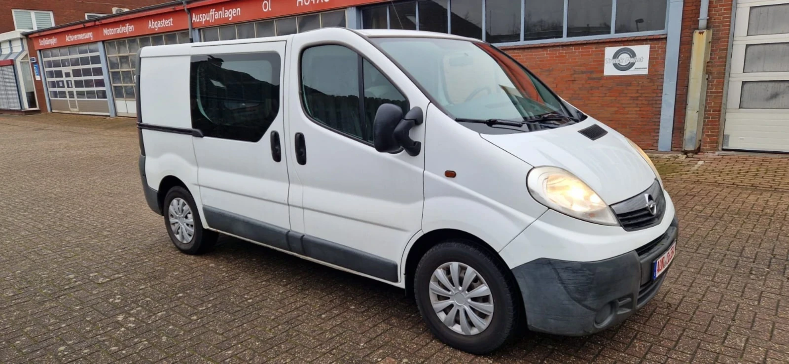 Opel Vivaro 2.5-145 кс Клима - изображение 6