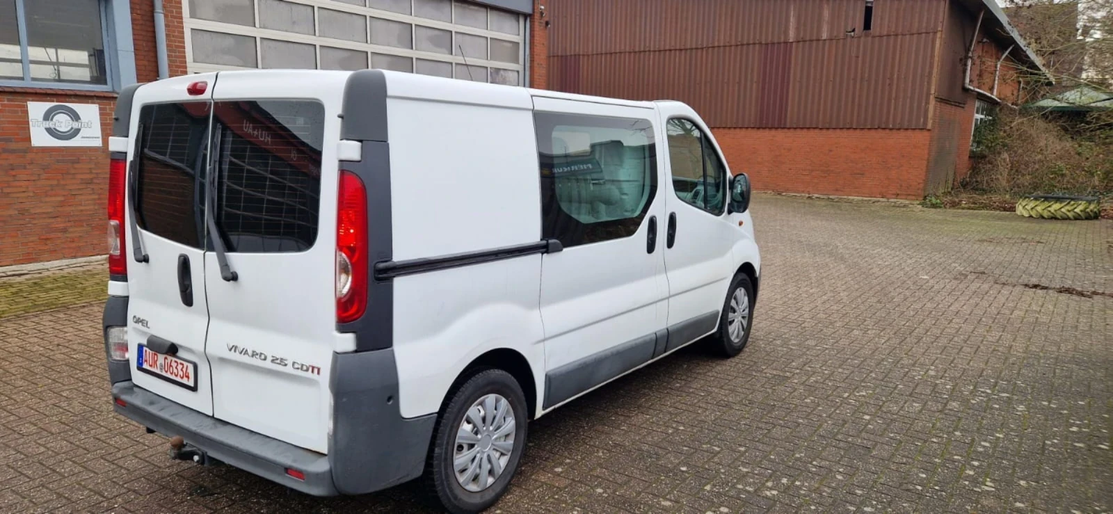 Opel Vivaro 2.5-145 кс Клима - изображение 3