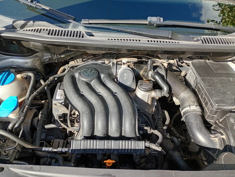 VW Touran, снимка 10 - Автомобили и джипове - 52590171