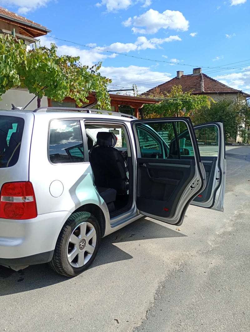 VW Touran, снимка 4 - Автомобили и джипове - 52590171